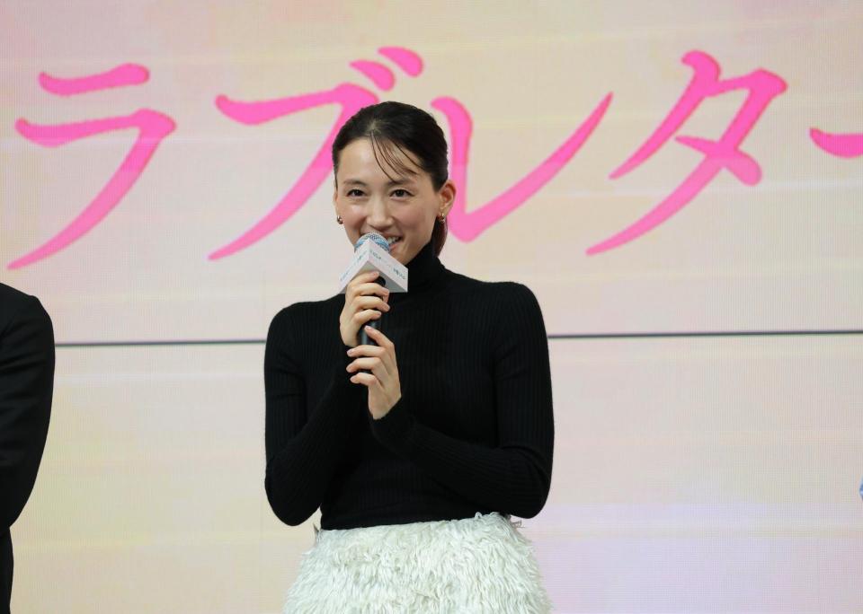 　笑顔であいさつする綾瀬はるか（撮影・西岡正）