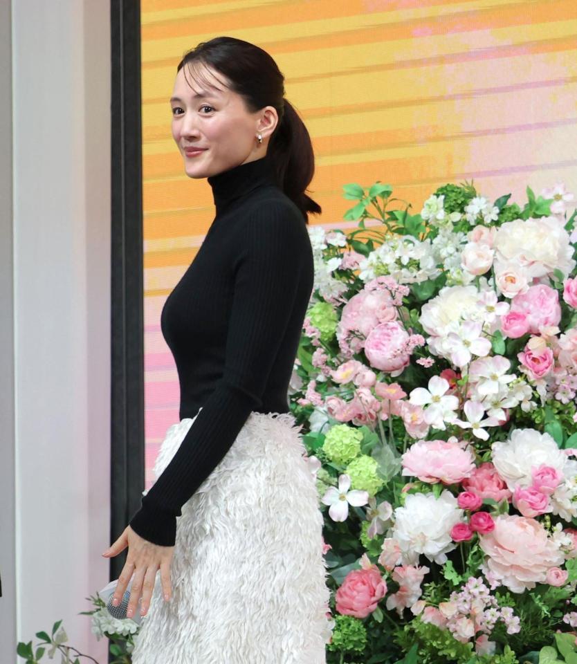 　完成報告会を終え、引き揚げる綾瀬はるか（撮影・西岡正）