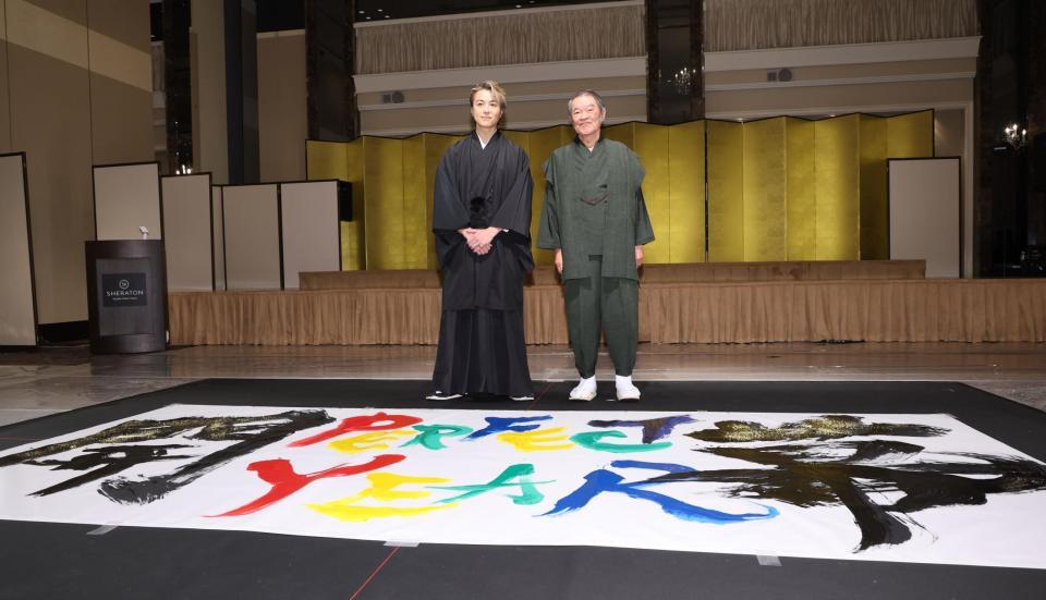 　吉川壽一氏（右）との合作で書き初めを行ったＴＡＫＡＨＩＲＯ（撮影・金田祐二）