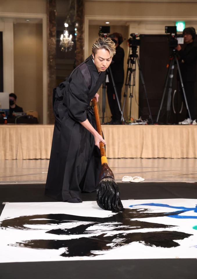 　書き初めパフォーマンスを行うＴＡＫＡＨＩＲＯ（撮影・金田祐二）