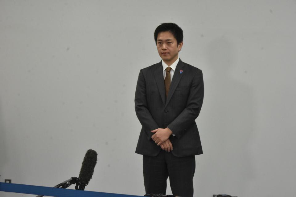 取材に応じる吉村洋文大阪府知事