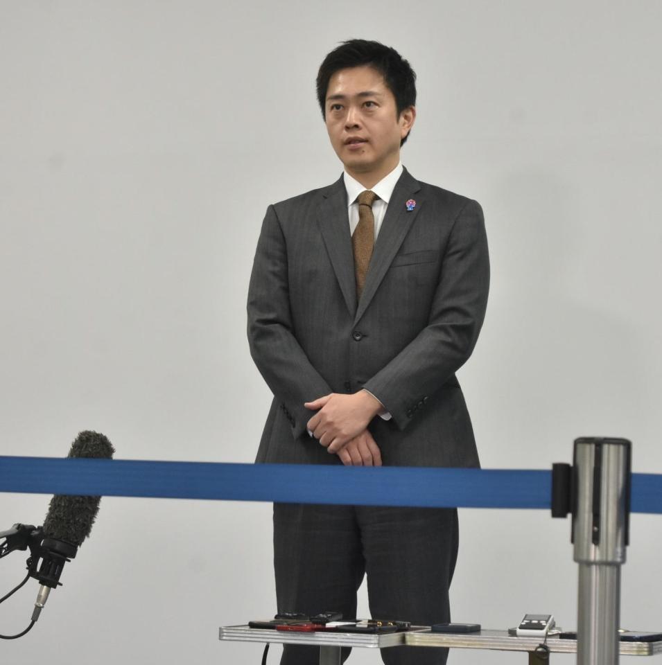 取材に応じる吉村洋文大阪府知事