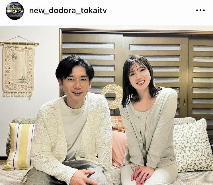「横浜ネイバーズ」で夫婦役を演じた宮内ひとみ（右）とのオフショット。ドラマの公式インスタグラム＠ｎｅｗ＿ｄｏｄｏｒａ＿ｔｏｋａｉｔｖより