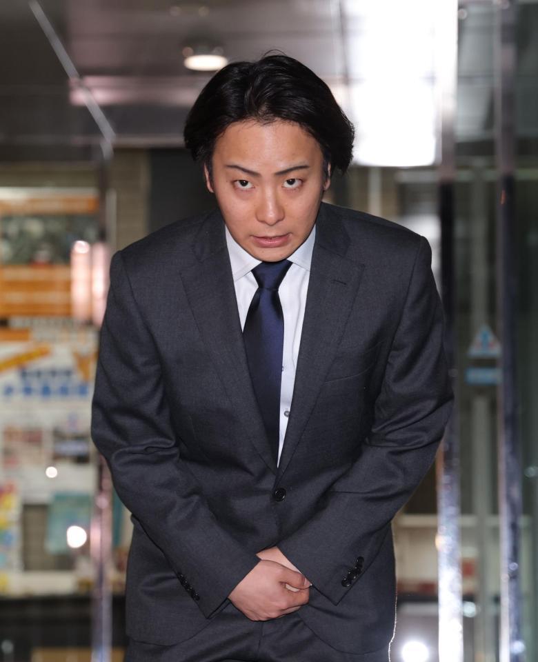 釈放され、頭を下げる中村鶴松容疑者＝東京・蔵前警察署（撮影・西岡正）