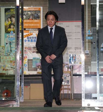釈放された中村鶴松容疑者（撮影・西岡正）