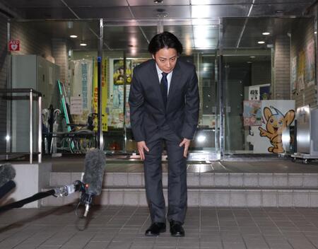 深々と頭を下げる中村鶴松容疑者＝東京・蔵前警察署（撮影・西岡正）