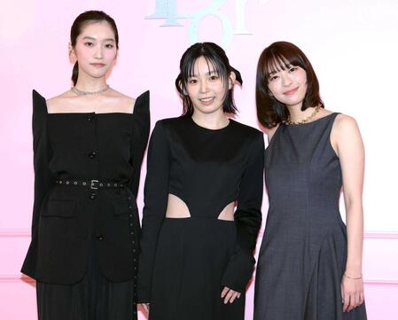 「ディオール　アディクト　キャンディ　ショップ」プレビューに登場した（左から）片岡凜、宮﨑優、鳴海唯（撮影・伊藤笙子）