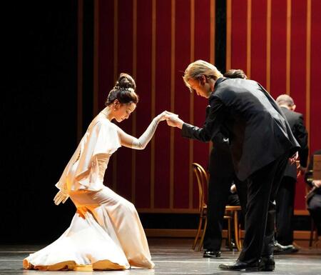 熱演する沢尻（左）と橋本良亮