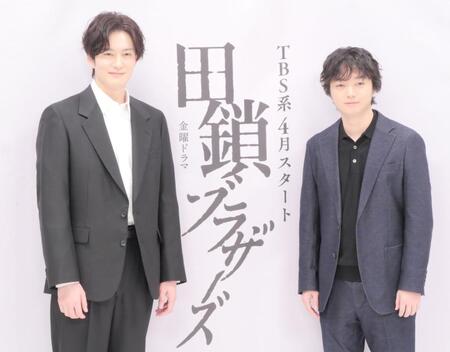 撮影に応じた岡田将生（左）と染谷将太