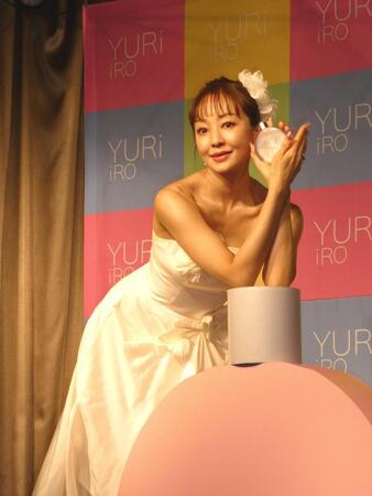 撮影に応じる神田うの