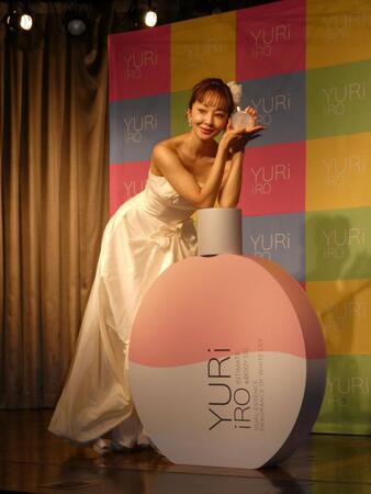 撮影に応じる神田うの