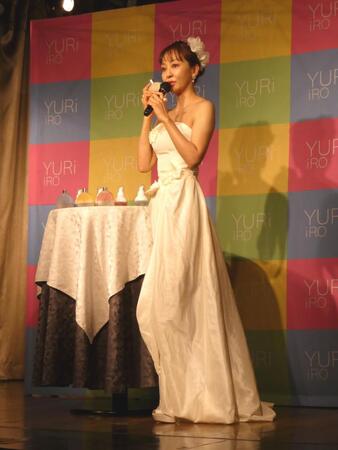 商品を試す神田うの