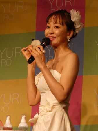 商品を試す神田うの