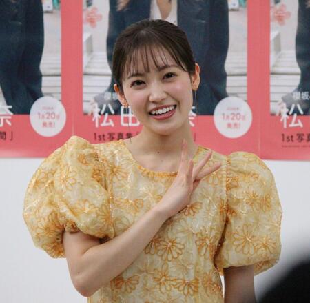 ポーズを決める櫻坂４６の松田里奈