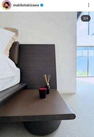 シンプルだけどラグジュアリーな主寝室。滝沢眞規子のインスタグラム＠ｍａｋｉｋｏｔａｋｉｚａｗａより 