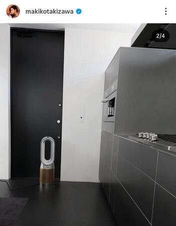 スタイリッシュなキッチン。滝沢眞規子のインスタグラム＠ｍａｋｉｋｏｔａｋｉｚａｗａ（２５年１２月１６日付）より