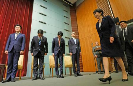 記者会見に臨む高市首相＝19日午後