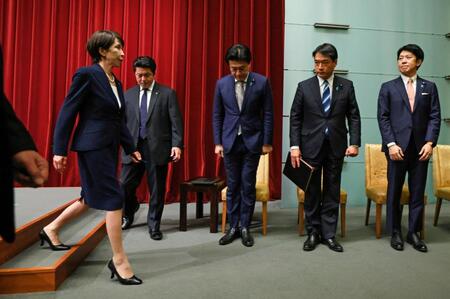 記者会見を終え、引き揚げる高市首相（左端）＝19日午後