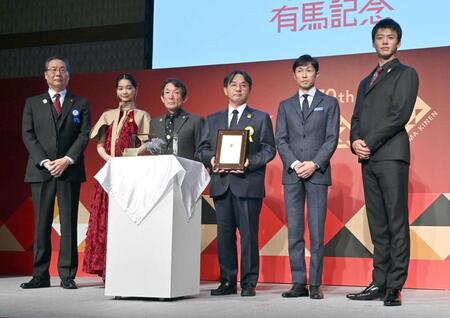 　ＪＲＡ特別表彰を受け写真に納まる（左から）日本中央競馬会吉田正義理事長、見上愛、石橋守、松本好隆、武豊、竹内涼真