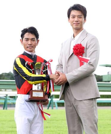 　レガレイラでオールカマーを勝利し、竹内涼真と握手する戸崎騎手（左）