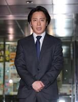 釈放され、報道陣に向かって話す中村鶴松容疑者＝東京・蔵前警察署（撮影・西岡正）