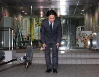深々と頭を下げる中村鶴松容疑者＝東京・蔵前警察署（撮影・西岡正）