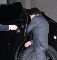 報道陣に話した後、足早に車に乗り込む中村鶴松容疑者＝東京・蔵前警察署（撮影・西岡正）