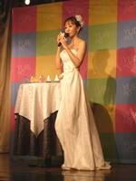 商品を試す神田うの