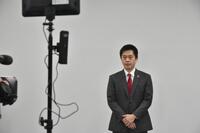 取材に応じる吉村洋文大阪府知事＝２０日、大阪府庁