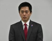 取材に応じる吉村洋文大阪府知事＝２０日、大阪府庁