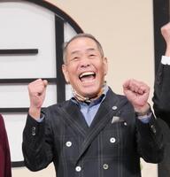 ハイテンションで撮影に応じたザ・ぼんちのぼんちおさむ