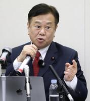立憲民主党に離党届を提出し、記者会見する原口一博衆院議員＝１月２０日（提供・共同通信社）