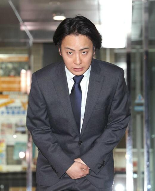 釈放され、頭を下げる中村鶴松容疑者（撮影・西岡正）