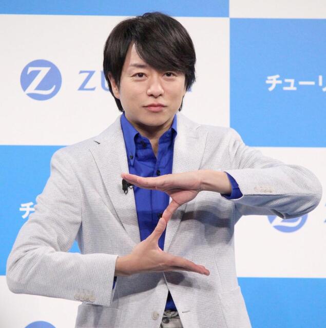 ポーズを決める櫻井翔