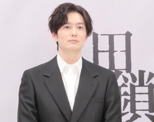 会見に出席した岡田将生