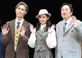 笑顔の（左から）橋本、沢尻、六角精児（撮影・堀内翔）