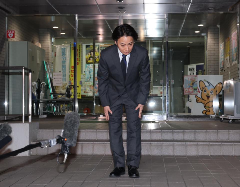 深々と頭を下げる中村鶴松容疑者＝東京・蔵前警察署（撮影・西岡正）