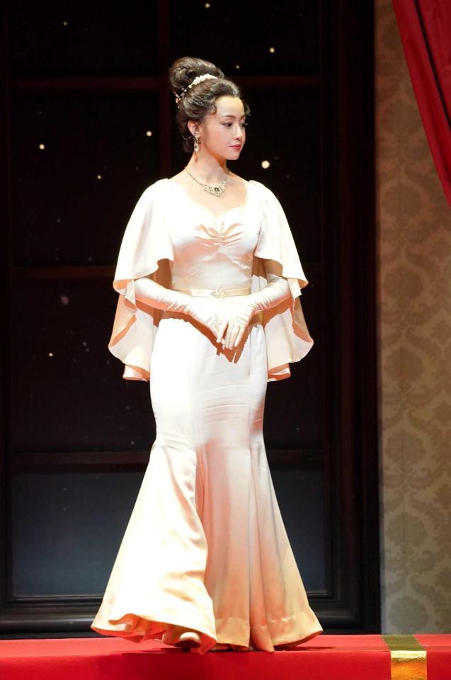 白いドレス姿で優雅に歩く沢尻エリカ