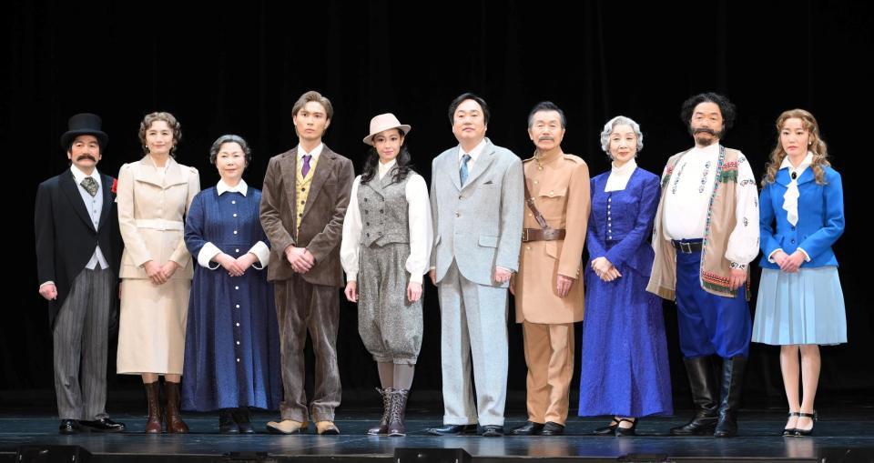 取材会に出席した（左から）玉置孝匡、小島聖、池谷のぶえ、橋本良亮、沢尻エリカ、六角精児、平田満、春風ひとみ、市川しんぺー、清水葉月（撮影・堀内翔）