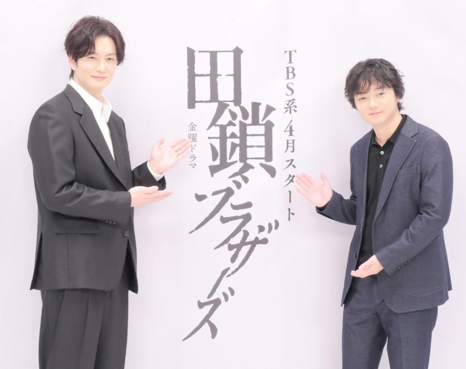 撮影に応じた岡田将生（左）と染谷将太