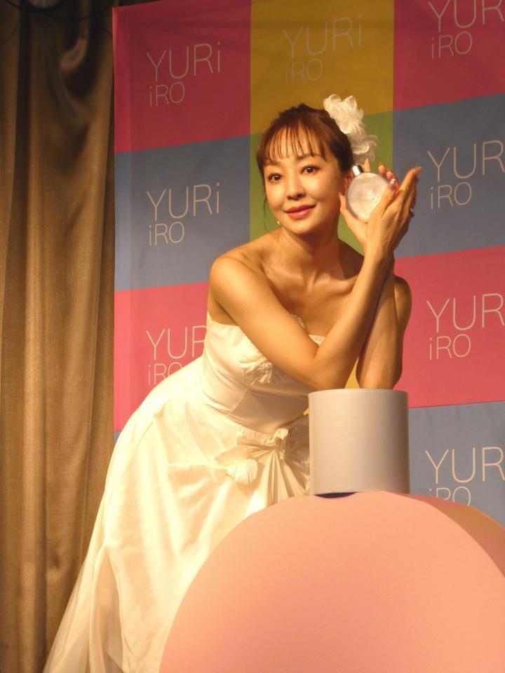 撮影に応じる神田うの