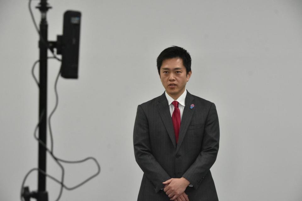 取材に応じる吉村洋文大阪府知事＝２０日、大阪府庁