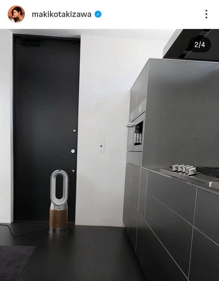スタイリッシュなキッチン。滝沢眞規子のインスタグラム＠ｍａｋｉｋｏｔａｋｉｚａｗａ（２５年１２月１６日付）より