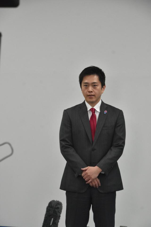取材に応じる吉村洋文大阪府知事＝２０日、大阪府庁