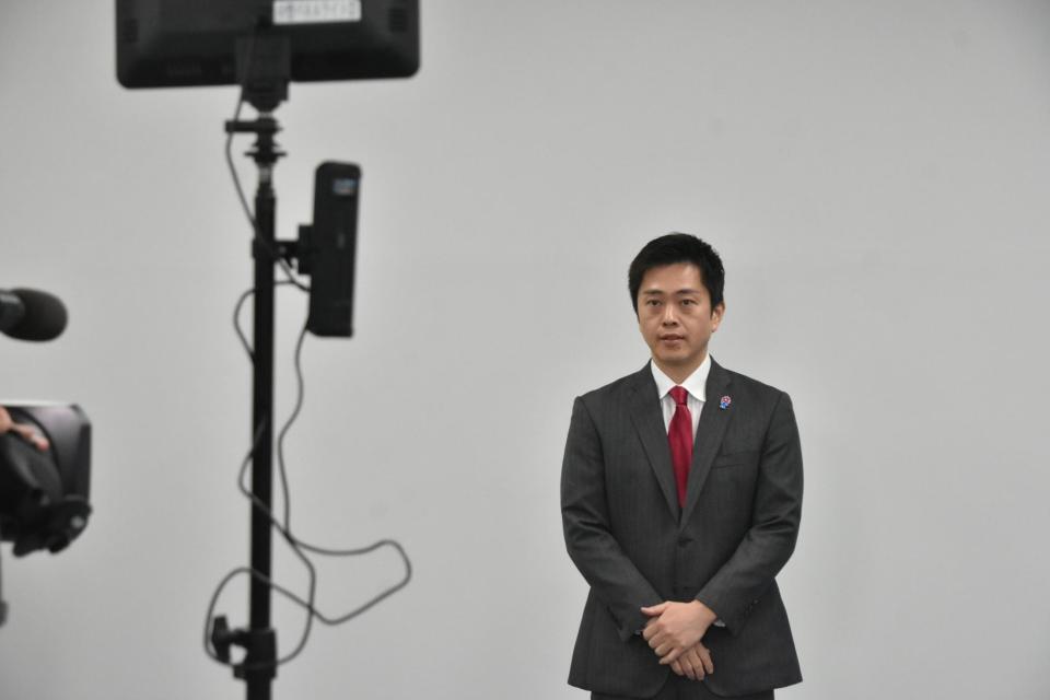 取材に応じる吉村洋文大阪府知事＝２０日、大阪府庁