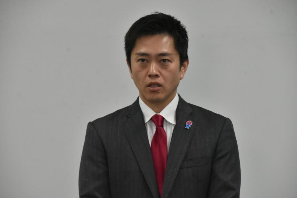取材に応じる吉村洋文大阪府知事＝２０日、大阪府庁