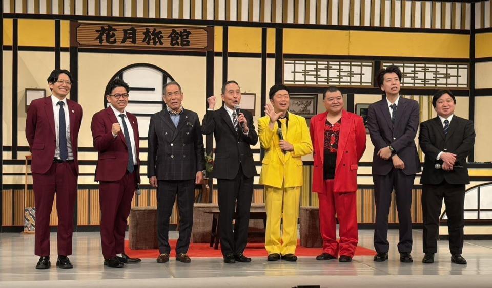 囲み取材に応じた（左から）ミキの亜生、昴生、ザ・ぼんちのぼんちおさむ、里見まさと、吉田裕、川畑泰史、ニッポンの社長の辻皓平、ケツ