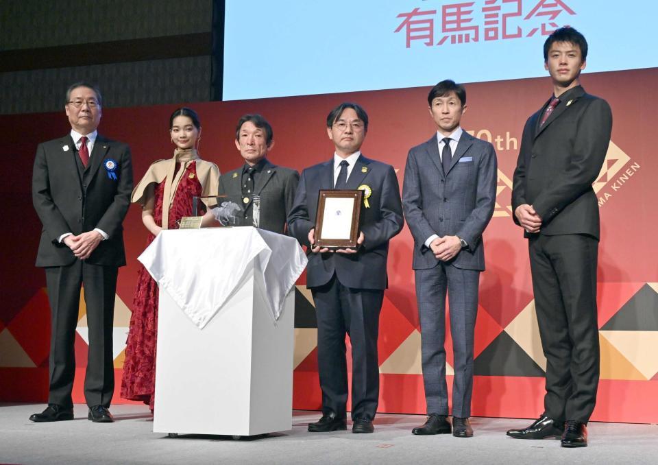 　ＪＲＡ特別表彰を受け写真に納まる（左から）日本中央競馬会吉田正義理事長、見上愛、石橋守、松本好隆、武豊、竹内涼真