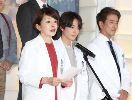 涙ながらに感謝を伝える沢口靖子（左端）