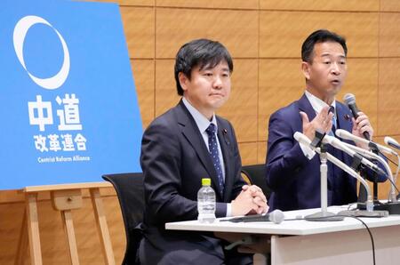 新党「中道改革連合」の基本政策を発表し、記者会見する公明党の岡本政調会長（右）と立憲民主党の本庄政調会長＝１９日